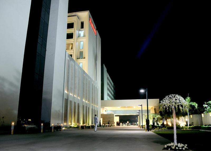 โรงแรมไจพุร์ แมริออท ชัยปุระ ภายนอก รูปภาพ The hotel at night