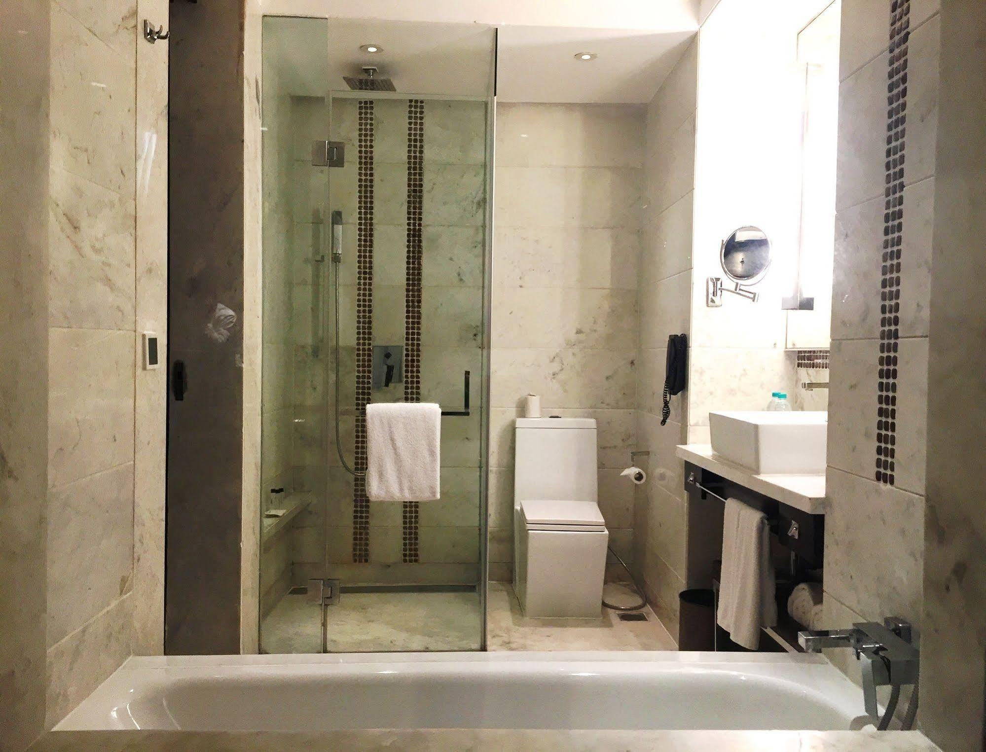 โรงแรมไจพุร์ แมริออท ชัยปุระ ภายนอก รูปภาพ A bathroom with a shower enclosure and a bathtub